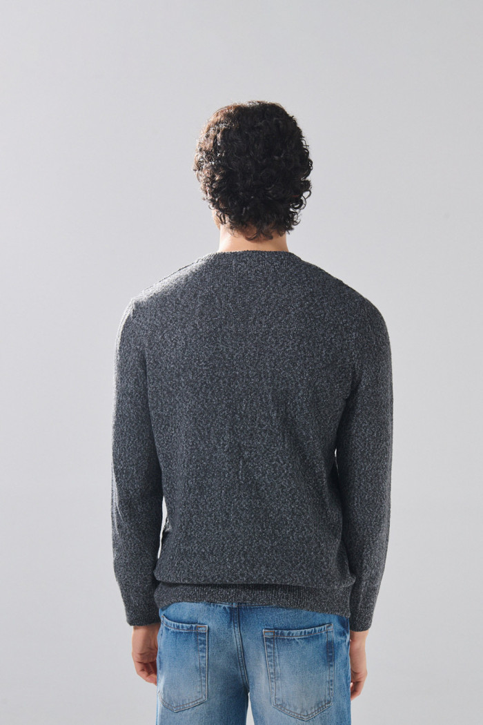 Suéter tejido gris intenso cuello redondo con texturas