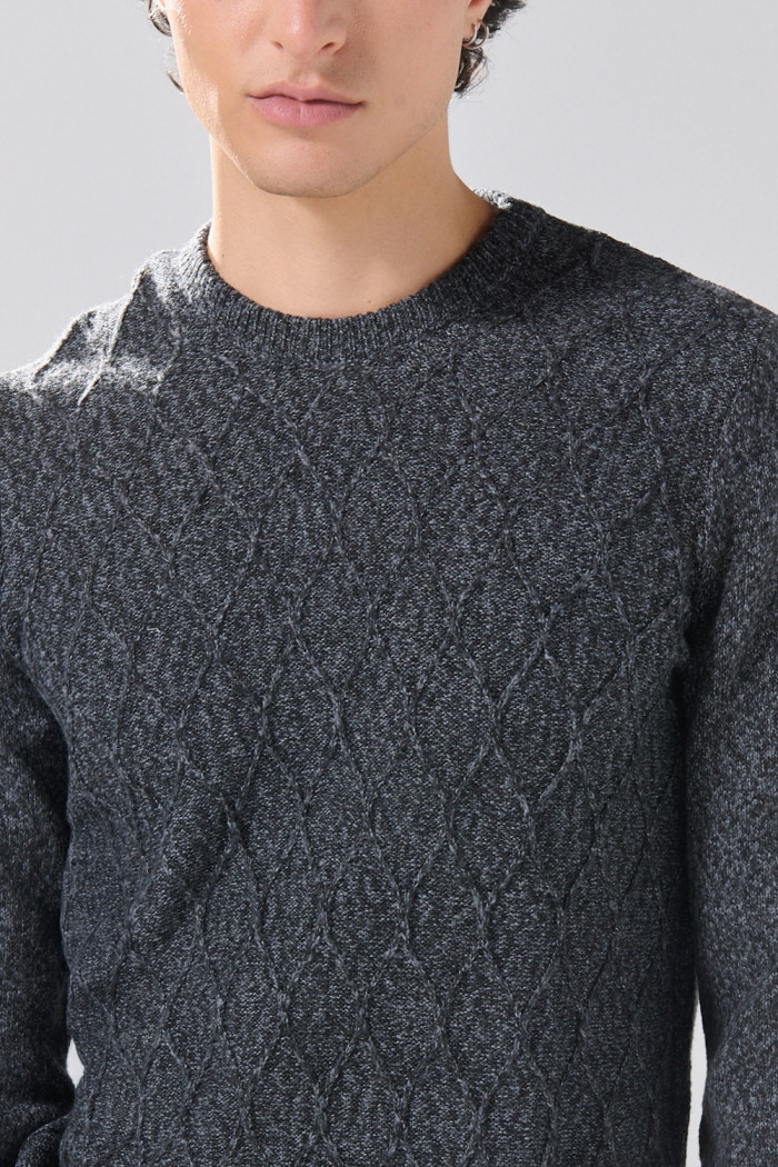 Suéter tejido gris intenso cuello redondo con texturas