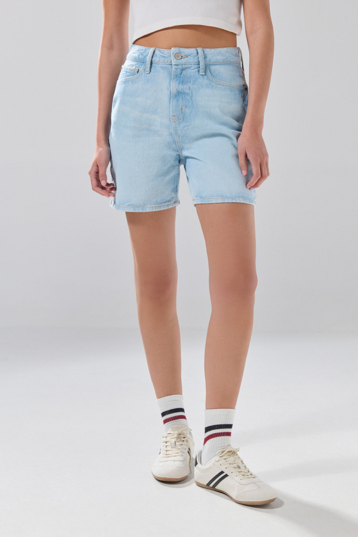 Short de jean azul claro con bolsillos y tiro súper alto
