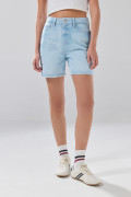 Short de jean azul claro con bolsillos y tiro súper alto
