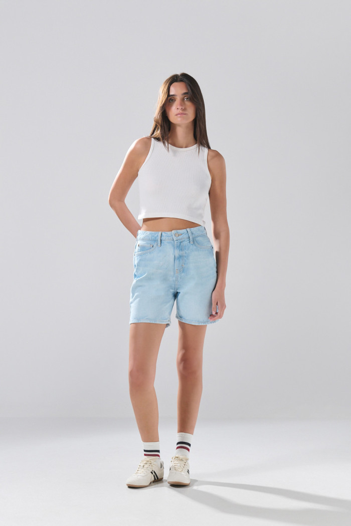 Short de jean azul claro con bolsillos y tiro súper alto

