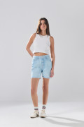 Short de jean azul claro con bolsillos y tiro súper alto
