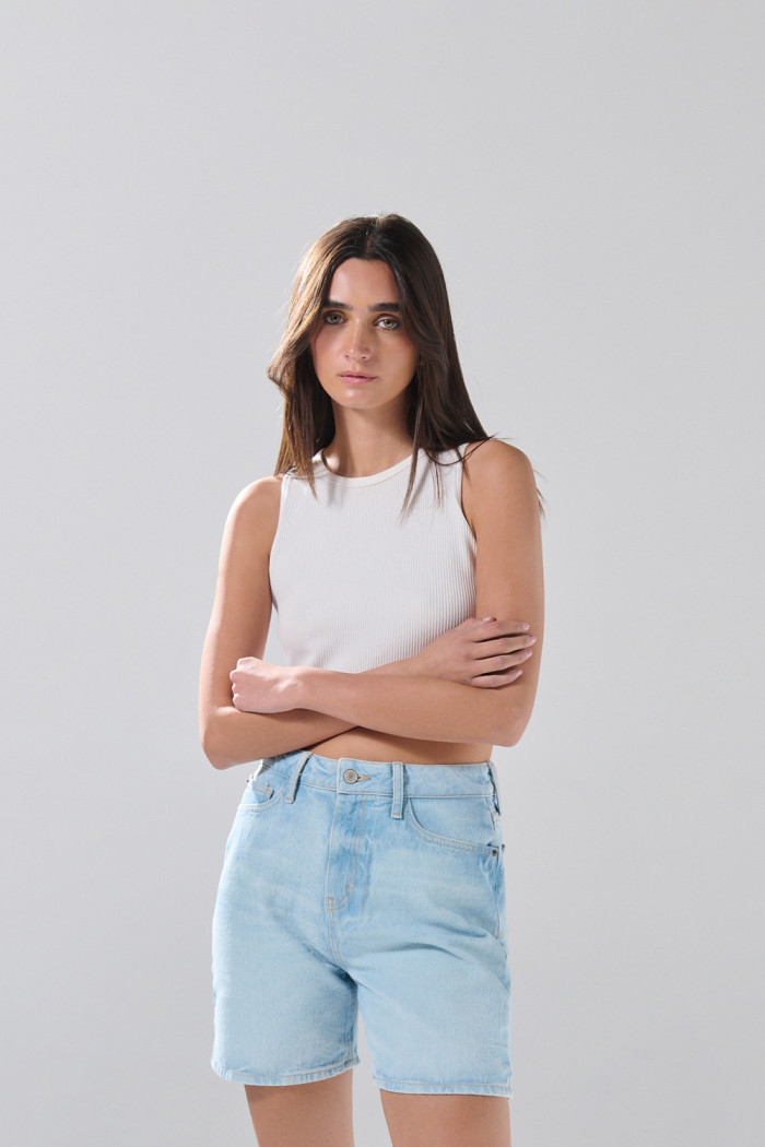 Short de jean azul claro con bolsillos y tiro súper alto
