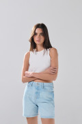 Short de jean azul claro con bolsillos y tiro súper alto
