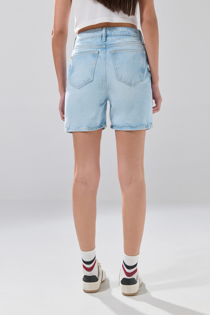 Short de jean azul claro con bolsillos y tiro súper alto
