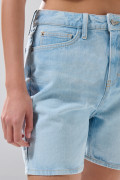 Short de jean azul claro con bolsillos y tiro súper alto
