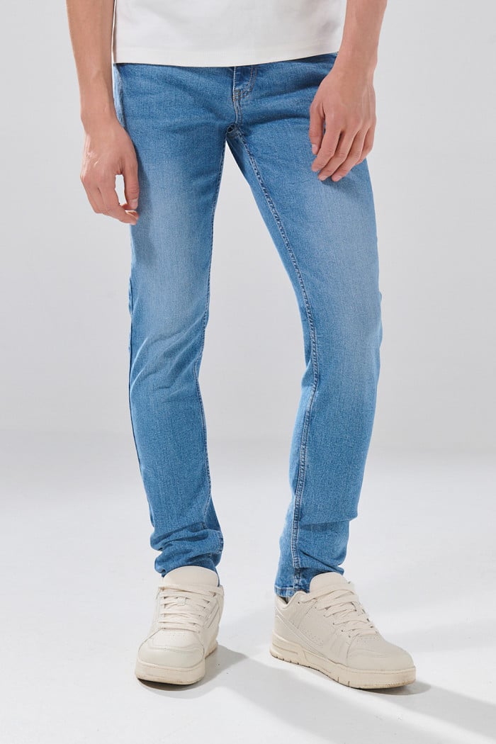 Jean skinny infaltables azul medio con sutiles desgastes
