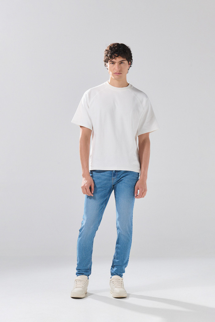 Jean skinny infaltables azul medio con sutiles desgastes
