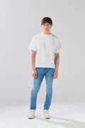 Jean skinny infaltables azul medio con sutiles desgastes
