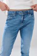 Jean skinny infaltables azul medio con sutiles desgastes
