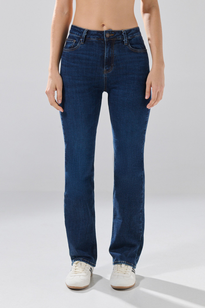 Jean straight leg infaltables azul bota recta con tiro alto
