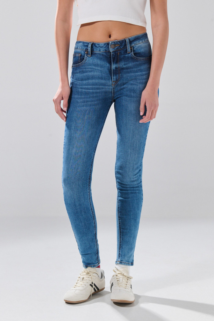 Jean push up azul medio infaltables con desgastes y realce
