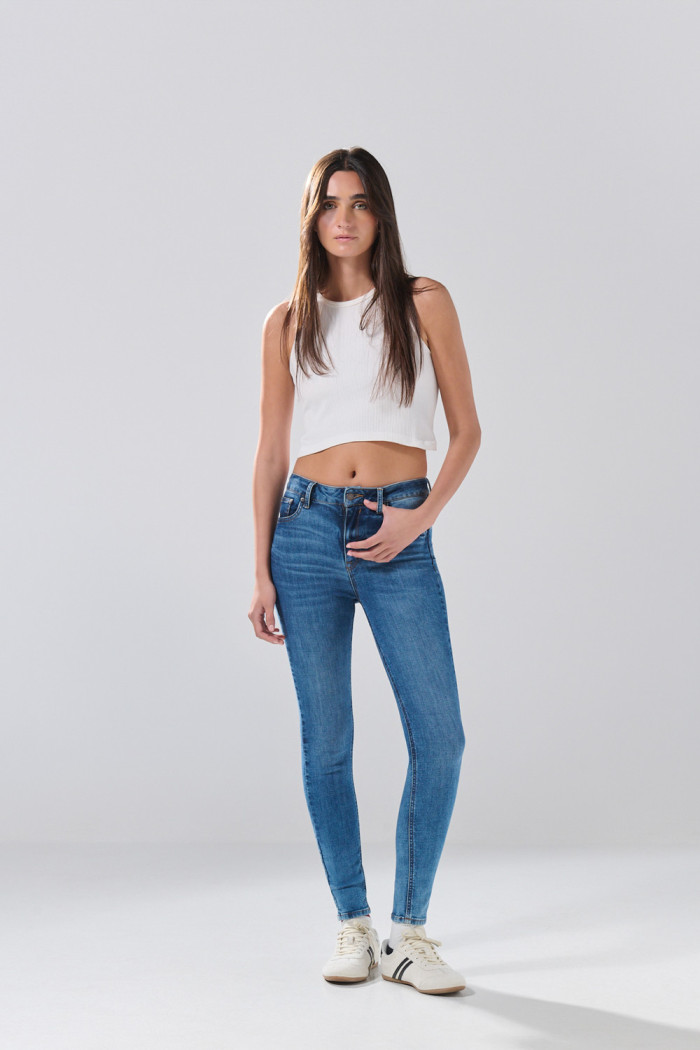 Jean push up azul medio infaltables con desgastes y realce
