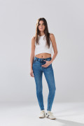 Jean push up azul medio infaltables con desgastes y realce
