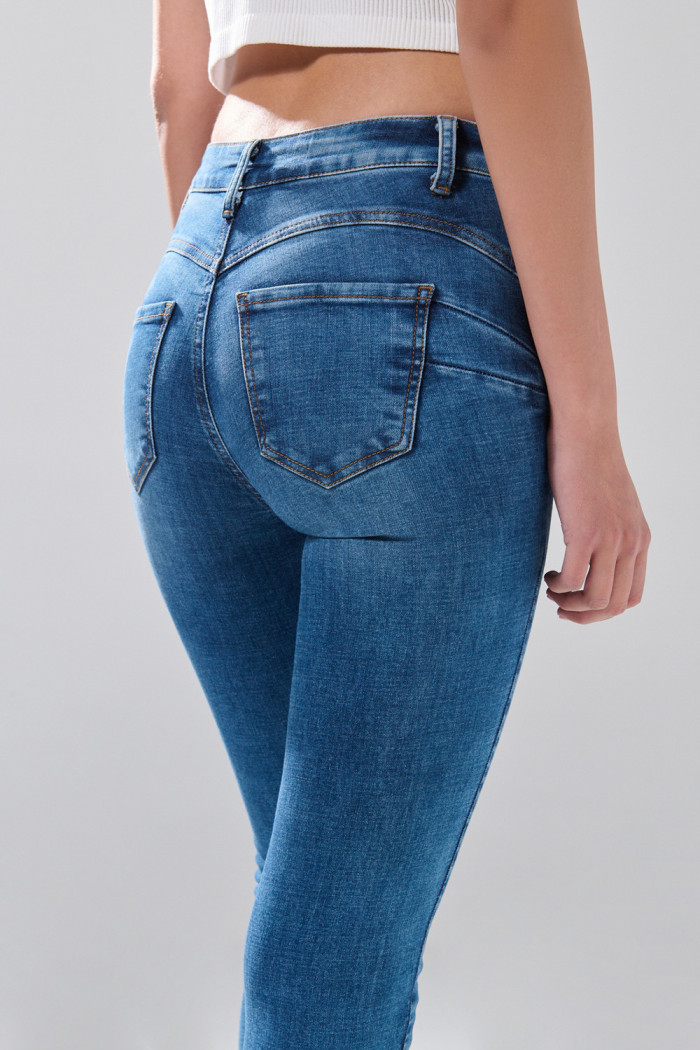 Jean push up azul medio infaltables con desgastes y realce
