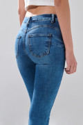 Jean push up azul medio infaltables con desgastes y realce
