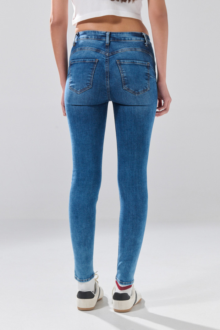 Jean push up azul medio infaltables con desgastes y realce
