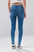 Jean push up azul medio infaltables con desgastes y realce
