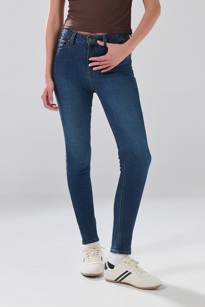 Jean push up azul oscuro infaltables con realce y tiro alto
