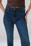 Jean push up azul oscuro infaltables con realce y tiro alto
