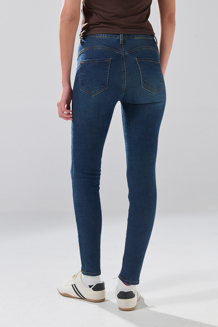 Jean push up azul oscuro infaltables con realce y tiro alto

