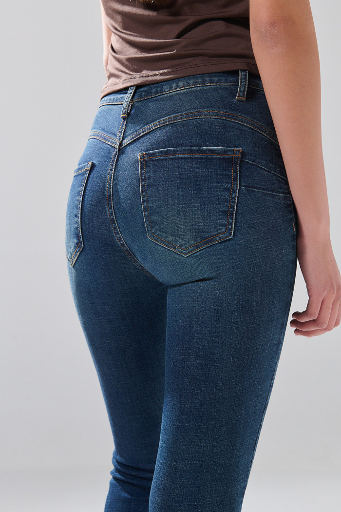 Jean push up azul oscuro infaltables con realce y tiro alto
