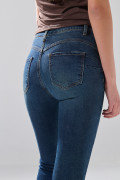 Jean push up azul oscuro infaltables con realce y tiro alto
