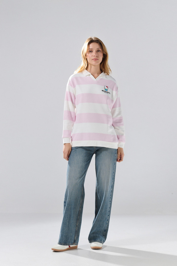 Buzo oversize cuello polo crema con diseño de Hello Kitty
