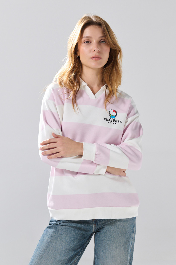 Buzo oversize cuello polo crema con diseño de Hello Kitty
