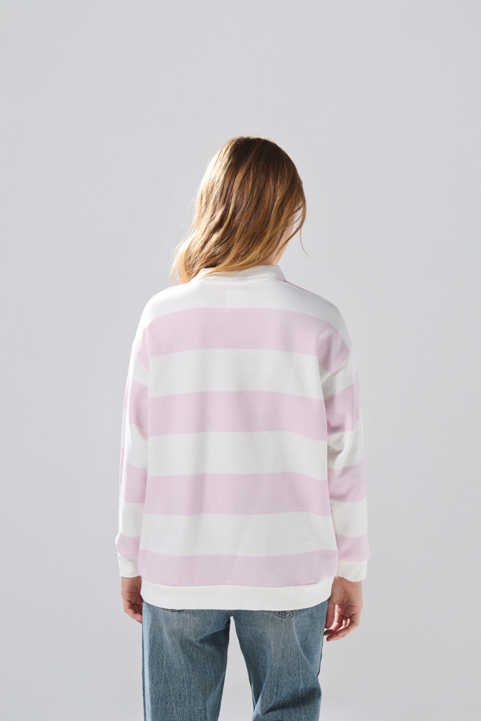 Buzo oversize cuello polo crema con diseño de Hello Kitty
