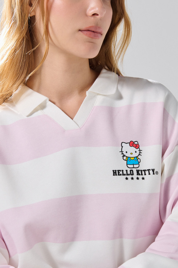 Buzo oversize cuello polo crema con diseño de Hello Kitty
