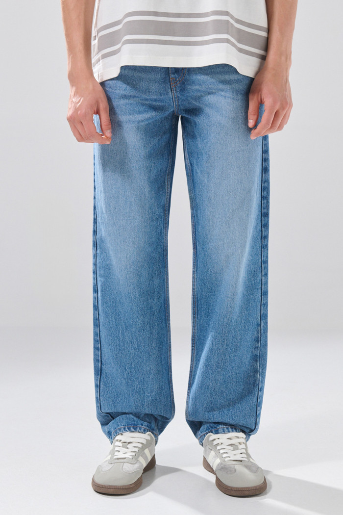 Jean baggy azul medio infaltables con bota ancha y desgastes
