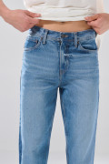 Jean baggy azul medio infaltables con bota ancha y desgastes
