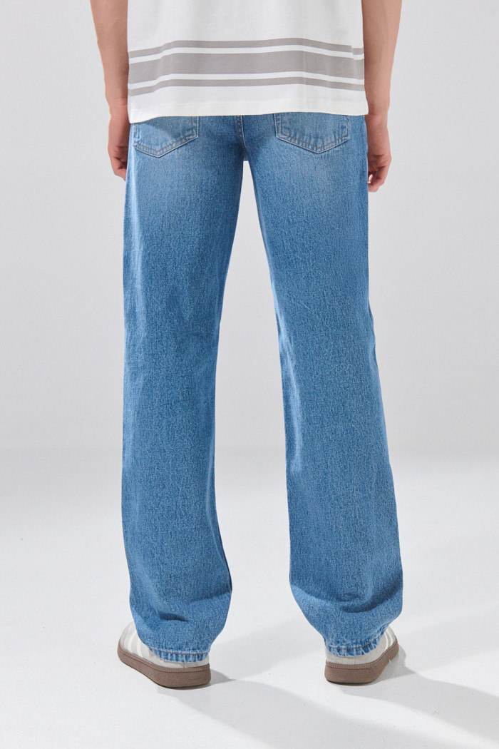 Jean baggy azul medio infaltables con bota ancha y desgastes
