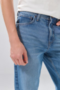 Jean baggy azul medio infaltables con bota ancha y desgastes
