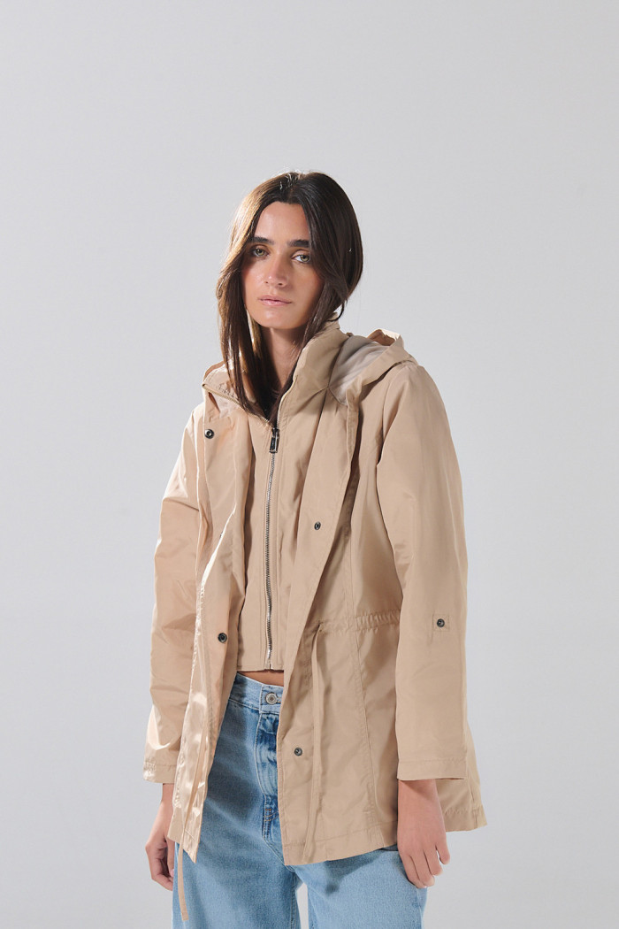 Chaqueta liviana kaki medio con cuello alto y capota