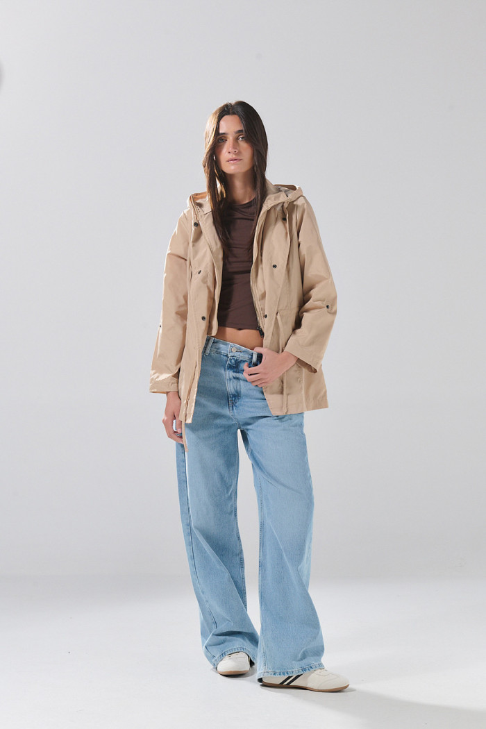 Chaqueta liviana kaki medio con cuello alto y capota