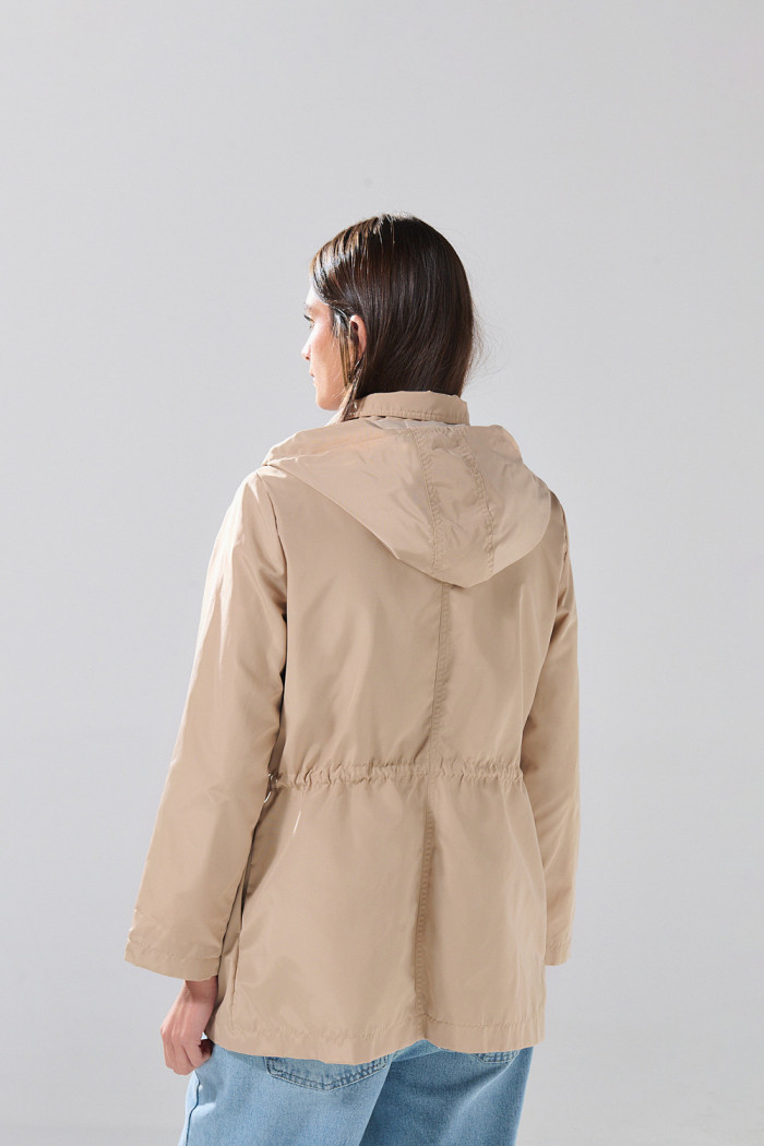 Chaqueta liviana kaki medio con cuello alto y capota