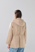 Chaqueta liviana kaki medio con cuello alto y capota
