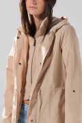 Chaqueta liviana kaki medio con cuello alto y capota