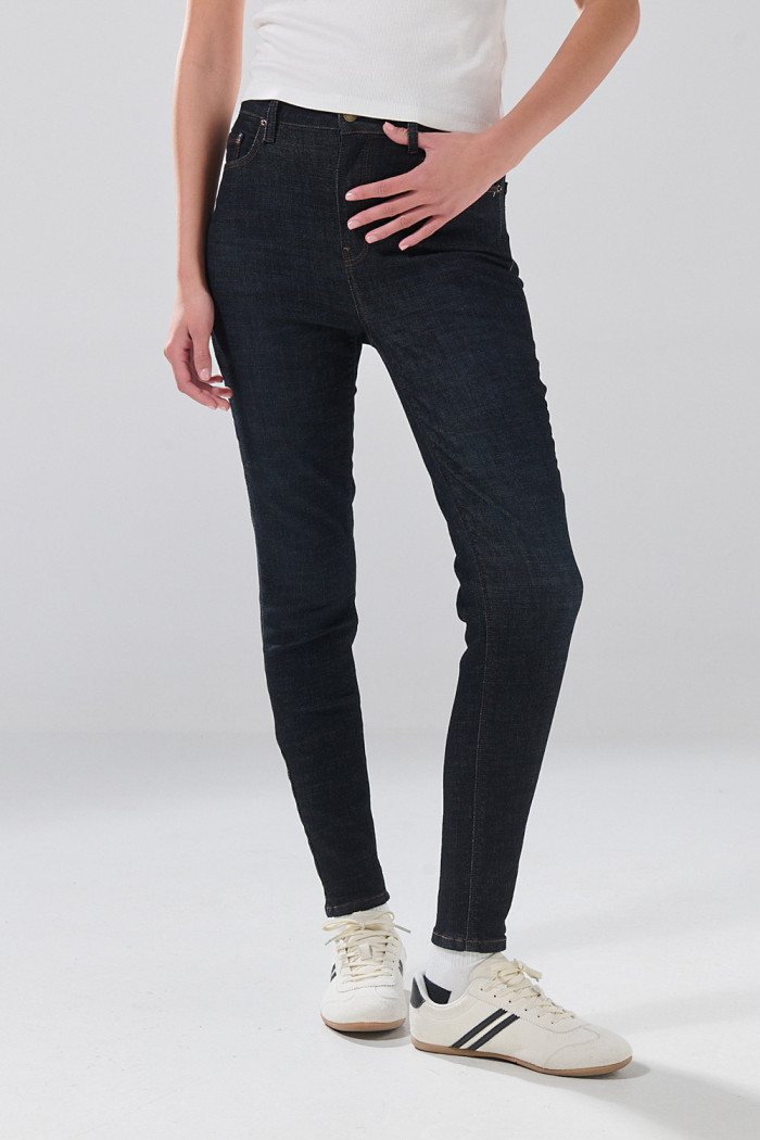 Jean súper skinny infaltables azul intenso con costuras
