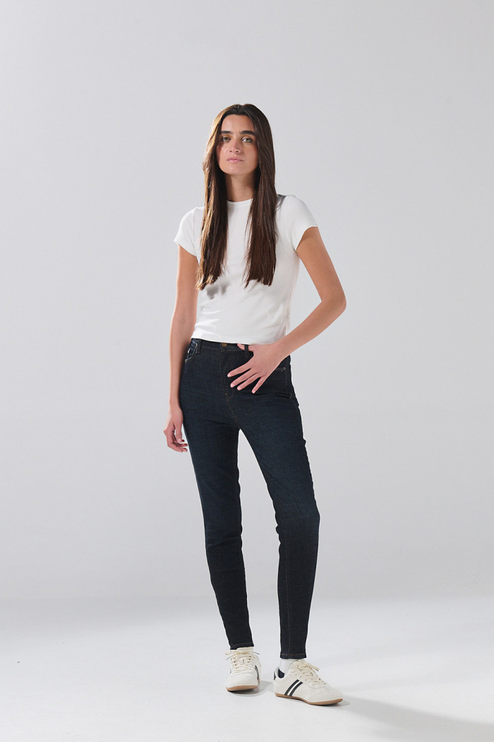Jean súper skinny infaltables azul intenso con costuras
