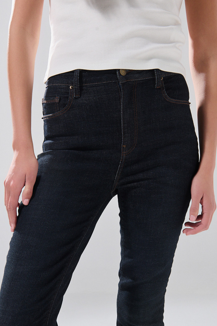Jean súper skinny infaltables azul intenso con costuras
