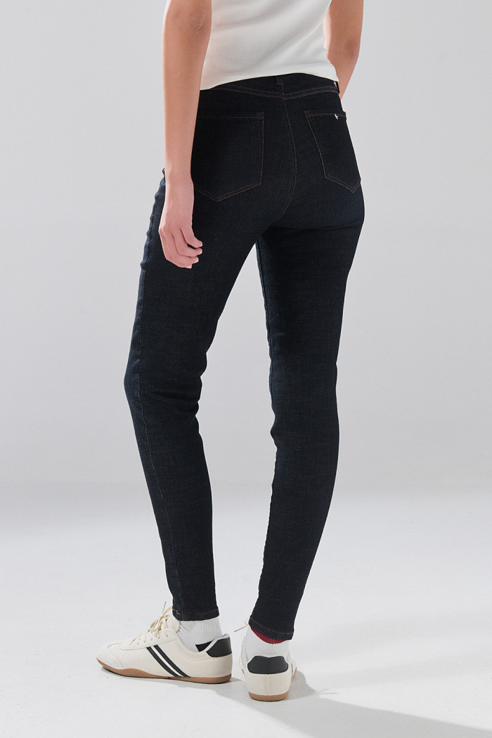 Jean súper skinny infaltables azul intenso con costuras
