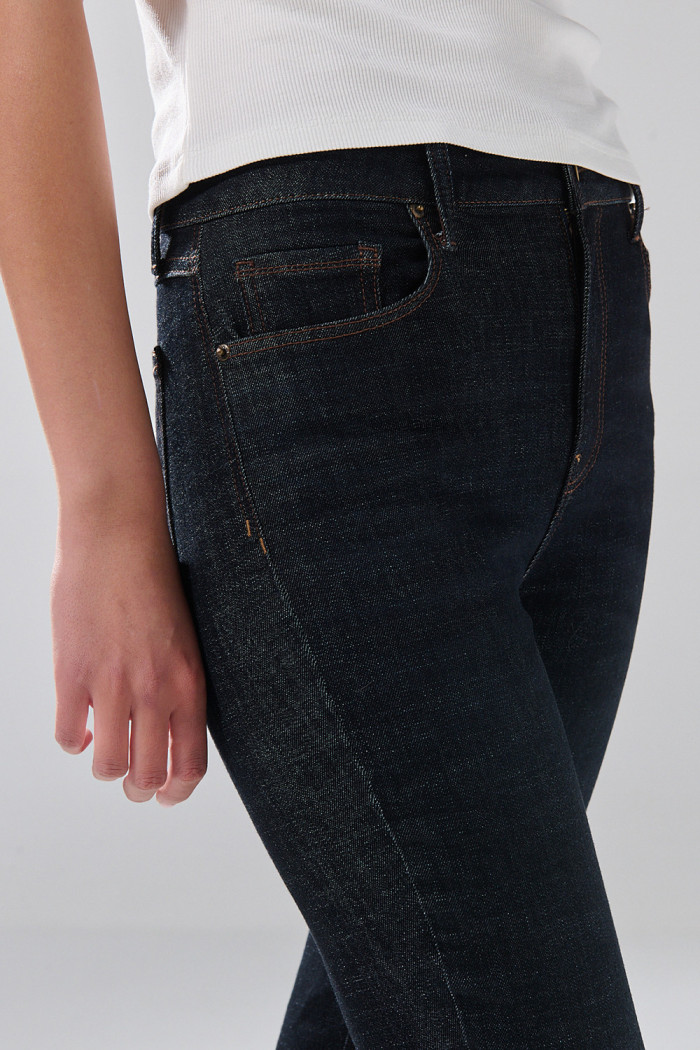 Jean súper skinny infaltables azul intenso con costuras
