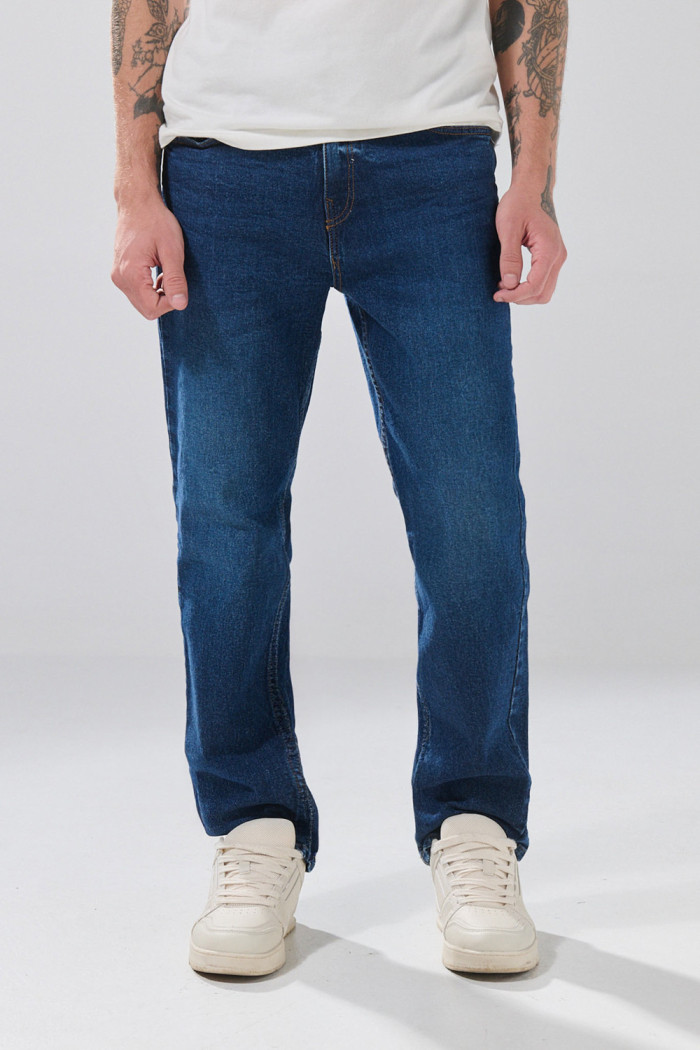 Jean infaltables straight leg azul con bota recta y tiro bajo
