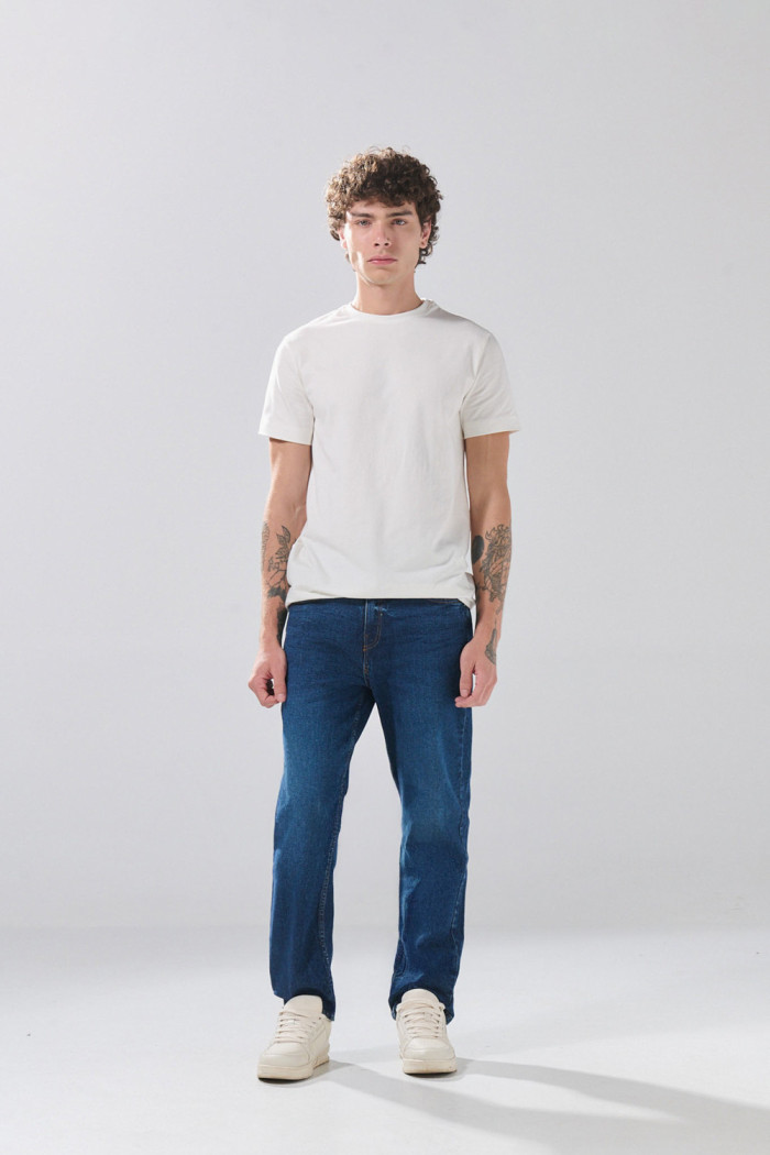 Jean infaltables straight leg azul con bota recta y tiro bajo
