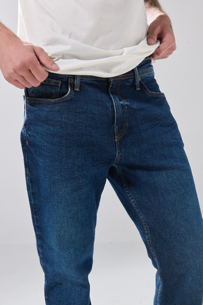 Jean infaltables straight leg azul con bota recta y tiro bajo
