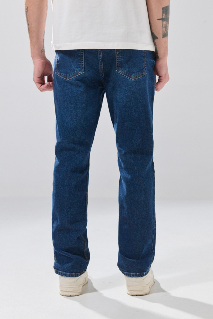 Jean infaltables straight leg azul con bota recta y tiro bajo
