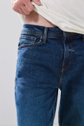 Jean infaltables straight leg azul con bota recta y tiro bajo
